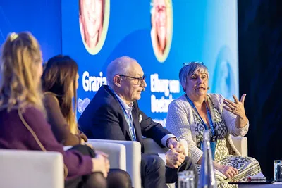 Alicia Barrasa speaking at Plenary F at ESCAIDE 2025