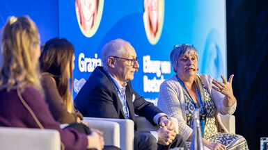 Alicia Barrasa speaking at Plenary F at ESCAIDE 2026